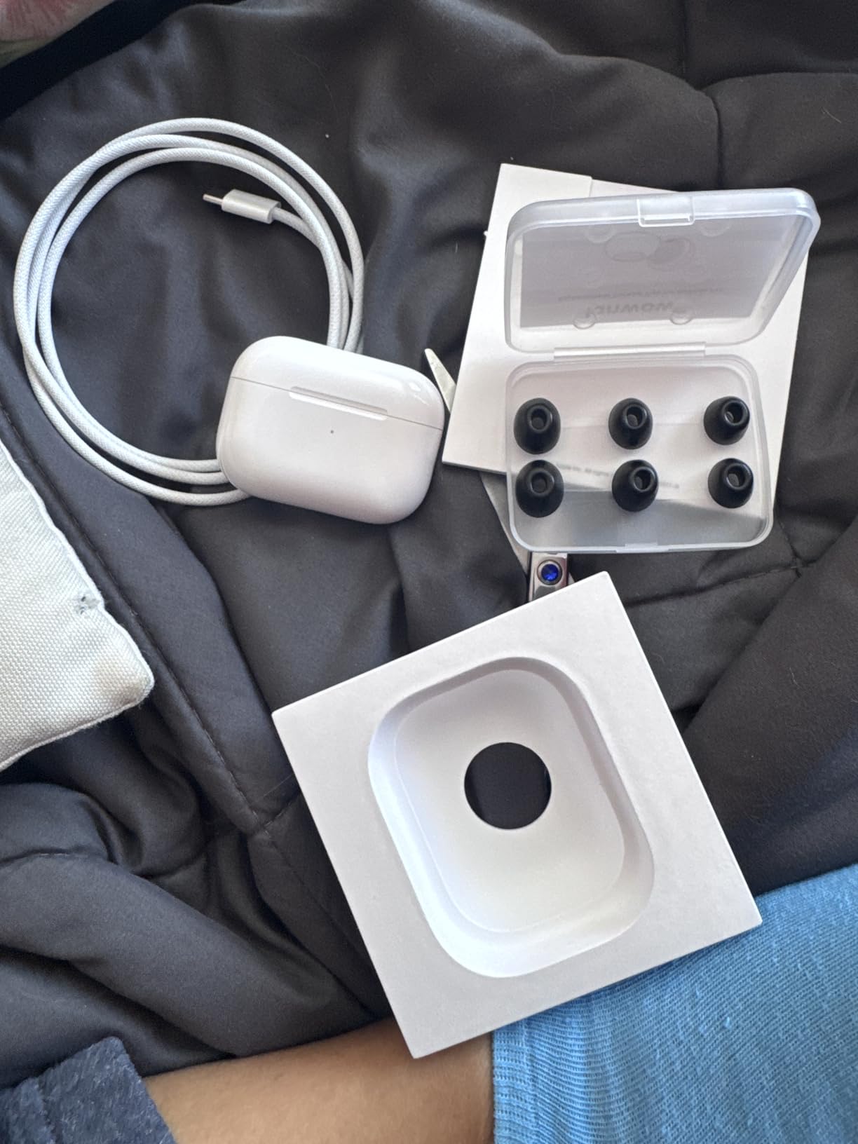 イヤホン AirPods with Wireless Charging Care AirPods Pro (2nd Gen) with USB-C MagSafe Wireless Charging Case